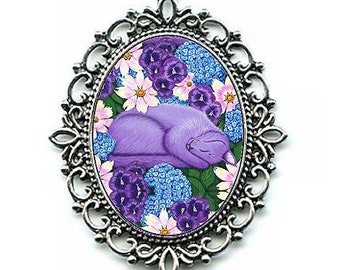 Schlafende lila Katze Träumen Katzenhalskette Federn Blumen Garten Wunderliche Katze Nickerchen Kunst Cameo Anhänger 40x30mm Katzenliebhaber Schmuck Carrie Hawks