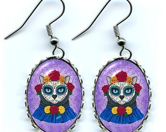 Pendientes de gato del Día de los Muertos, diseño de calavera de azúcar mexicana, estilo gótico, con camafeo de gato, 25 x 18 mm, regalo para amantes de los gatos, joyería de Carrie Hawks.