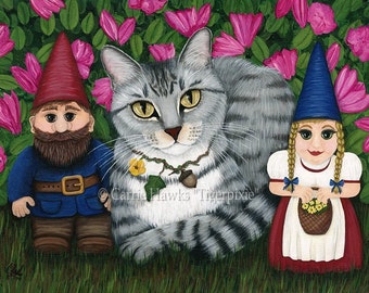 Retrato de gnomos de jardín Pintura de gato atigrado plateado Arte de gato atigrado Flores de azalea Impresión de arte de gato caprichoso Arte para amantes de los gatos Carrie Hawks