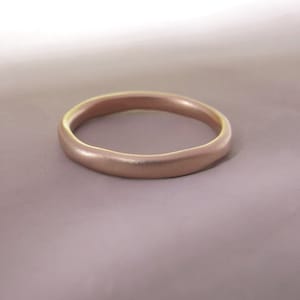 Op de afbeelding: Een eenvoudige, geborstelde ros&eacute;gouden trouwring.