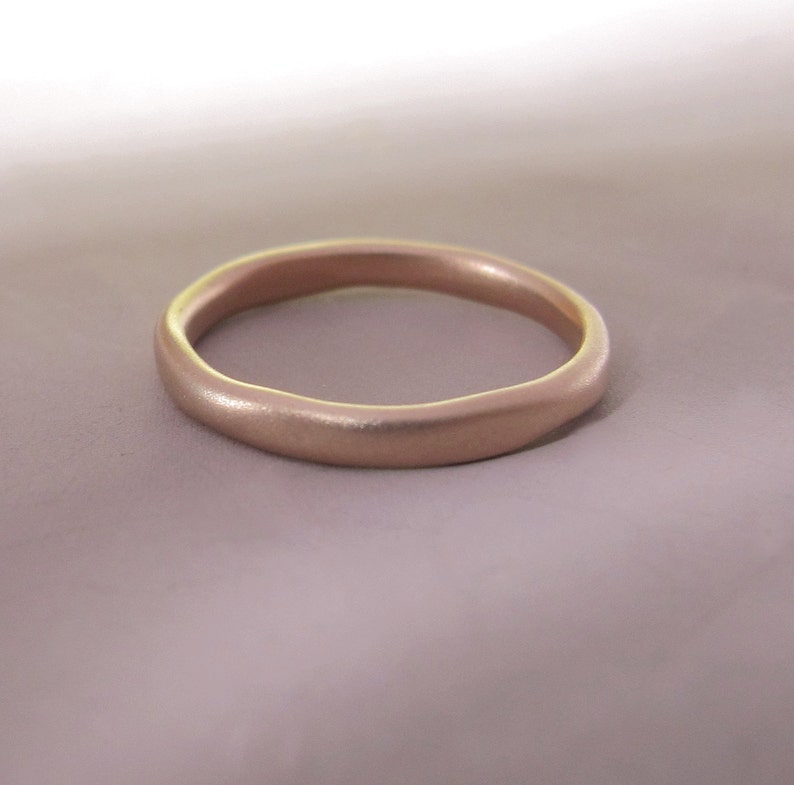 Op de afbeelding: Een eenvoudige, geborstelde ros&eacute;gouden trouwring.