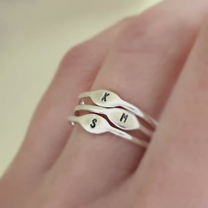 Petite bague initiale personnalisée en argent sterling, choisissez une lettre