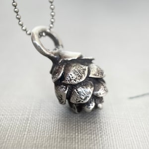 Schierling Pine Cone Halskette aus Sterling Silber