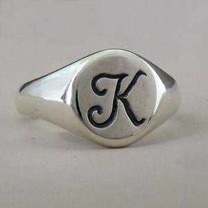 Anillo de sello en plata de ley con letra inicial personalizada