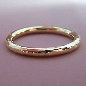 14k Recycling Gold Hand gehämmert Ehering, 2 mm rund