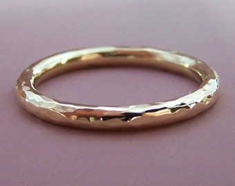 Hand gehamerd 14k Gerecycled Gouden Trouwring, 2 mm rond, KLAAR OM SCHIP in maat 5.75