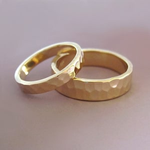 Handgehämmertes 14k Gelbgold Trauring Set: Ringe aus recyceltem Gold