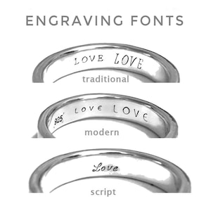 Op de afbeelding: Drie zilveren ringen met verschillende graveerstijlen: "LOVE LOVE" in een traditioneel lettertype, "LOVE LOVE" in een modern lettertype en "Love" in een handschrift.