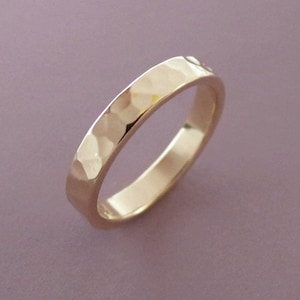 Gehämmerter Ehering aus 14k Recyclinggold, 3 mm (Größe 10.25)