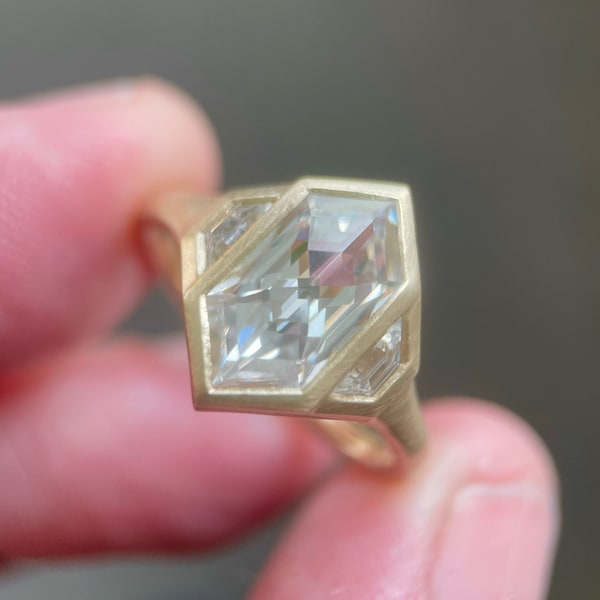 Anel de noivado hexagonal de moissanita: três pedras em ouro amarelo 14k