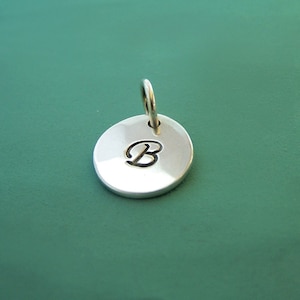 Charme de letra inicial em prata esterlina, 3/8", estampado personalizado, presente para mamãe