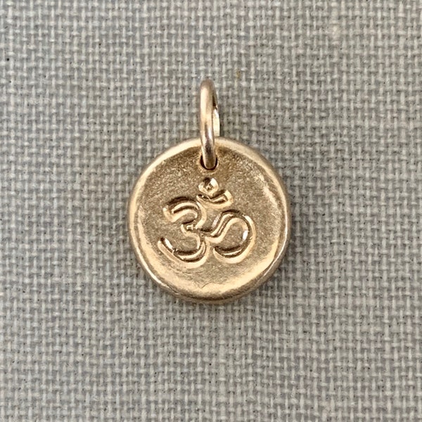 Minuscule pendentif Ohm en or jaune 14 carats