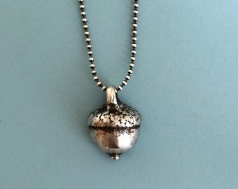 Halsband med ekollon i sterlingsilver: Naturinspirerat hänge