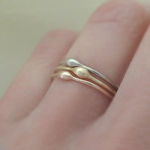 Un anillo de apilamiento de oro de 14k, lluvia, elija oro blanco amarillo, rosa o paladio