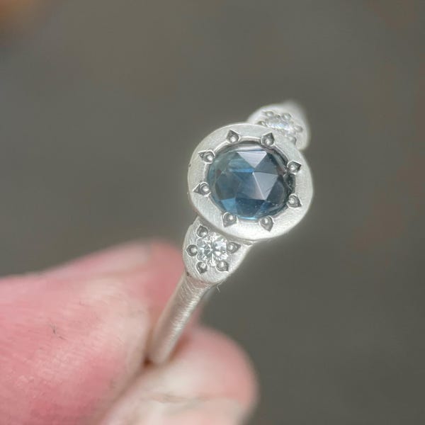 Anillo de plata de ley con aguamarina musgosa o zafiro Montana: piedra de corte rosa y detalles de moissanita.