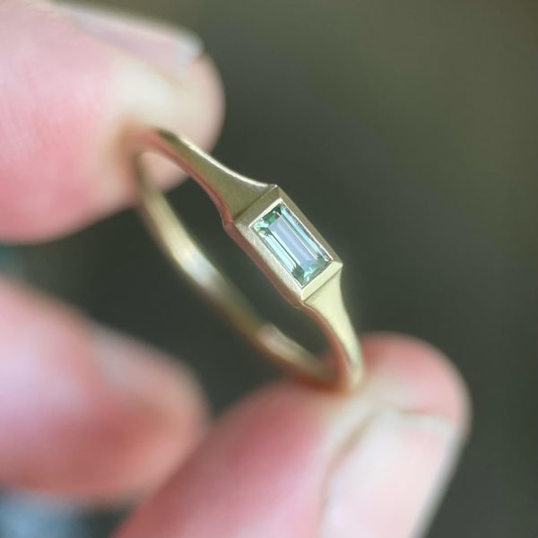 Montana Saphir, australischer Saphir oder Moissanite Baguette East West Stapelring in Sterling Silber oder 14k Gold