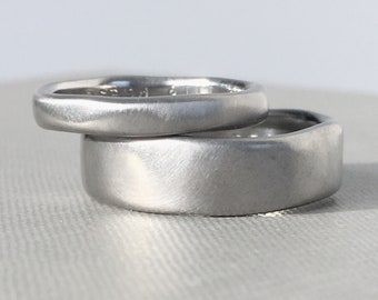 Platinum River Wedding Band, anillo de bodas orgánico moderno, elija un acabado y ancho