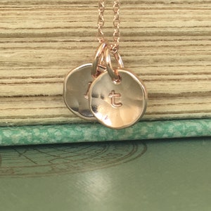 Collar con dije martillado diminuto de oro amarillo, blanco o rosa de 14 k, personalizado con letra inicial
