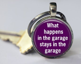 What happens in the Garage Stays in the Garage - Key Chain - Saying Key Chain - 25mm Round