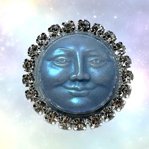 Mond Gesicht Strass Pin - Mond Gesicht Pin, blaues Mond Gesicht, himmlischen Schmuck, Mond Schmuck, Mann im Mond, Strass Pin, Tack Pin, Unikat
