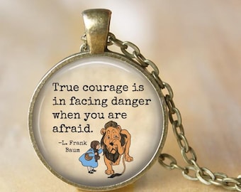 Colgante del Mago de Oz, collar del Mago de Oz, león cobarde, llavero del Mago de Oz, "El verdadero coraje está en enfrentar el peligro cuando tienes miedo"