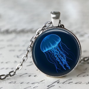 深海クラゲ - クラゲペンダント、ネックレス、キーチェーン - 海、魚 - クラゲネックレス、海の生き物、海のキーチェーン