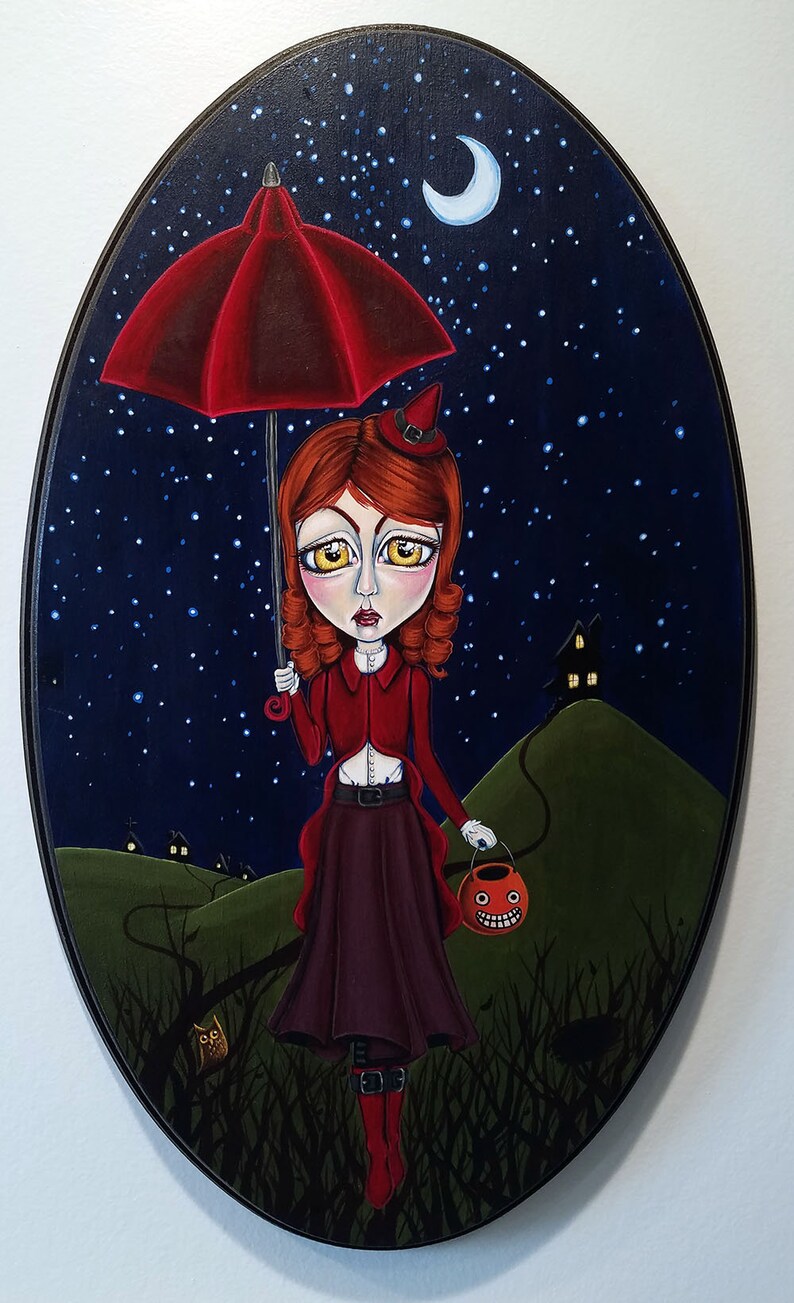 K&ouml;nnte beinhalten: Ein M&auml;dchen in einem roten Kleid und einer Hexenm&uuml;tze geht durch einen dunklen Wald und h&auml;lt einen roten Regenschirm und einen K&uuml;rbis-Eimer in der Hand. Der Nachthimmel ist voller Sterne und eines Halbmondes.