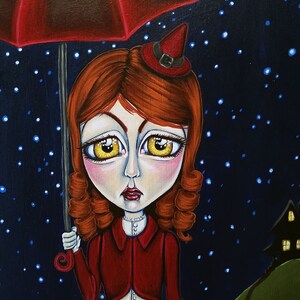 K&ouml;nnte beinhalten: Ein junges M&auml;dchen mit roten Haaren und einem roten Hut geht unter einem roten Regenschirm in einer sternenklaren Nacht. Sie tr&auml;gt ein rotes Kleid und eine wei&szlig;e Bluse.