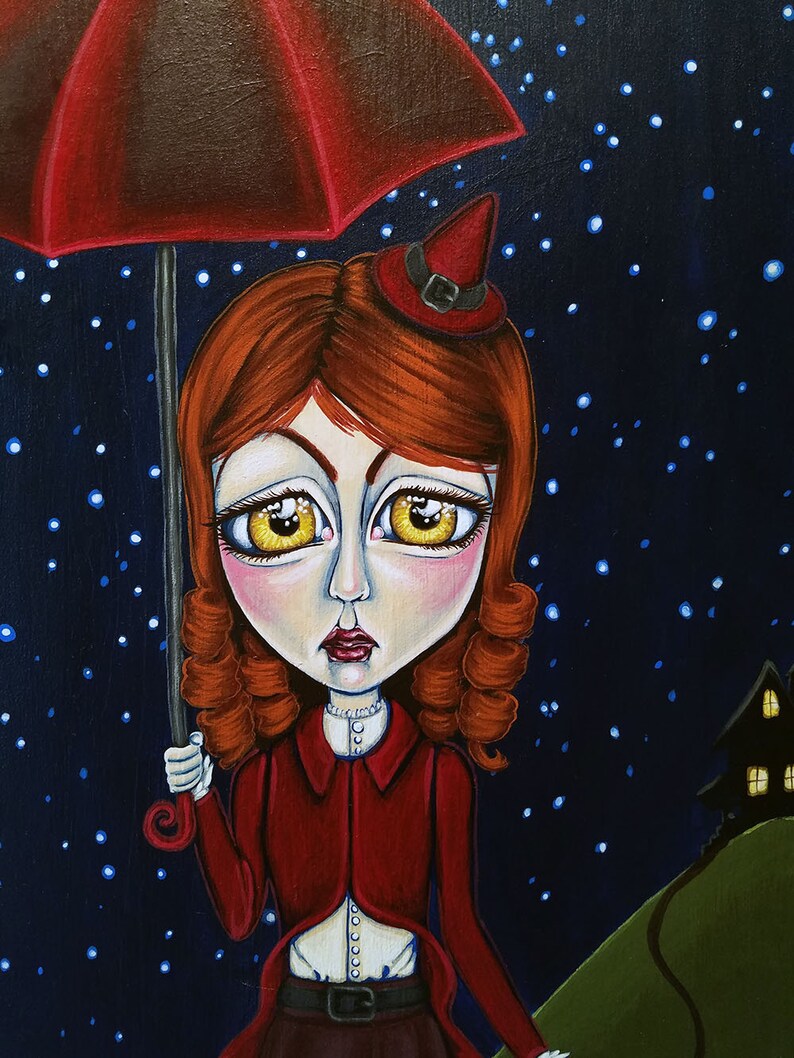 K&ouml;nnte beinhalten: Ein junges M&auml;dchen mit roten Haaren und einem roten Hut geht unter einem roten Regenschirm in einer sternenklaren Nacht. Sie tr&auml;gt ein rotes Kleid und eine wei&szlig;e Bluse.