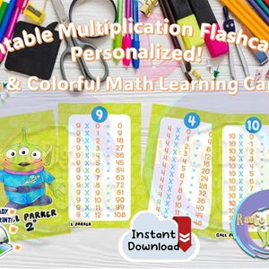 Puede incluir: Tarjetas de multiplicación imprimibles con tarjetas de aprendizaje de matemáticas coloridas. La imagen incluye tarjetas con tablas de multiplicar, un extraterrestre de dibujos animados y el texto "Descarga instantánea".