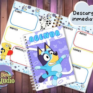 Puede incluir: Una agenda y planificador semanal con espiral con personajes de Bluey. La portada de la agenda tiene la palabra "AGENDA" en azul. Las páginas del planificador tienen secciones diarias con los días de la semana. También incluye el texto "Descarga inmediata".