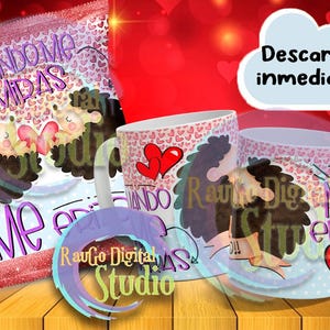 Puede incluir: Dos tazas con un patrón de corazones rosa y blanco y un diseño de pareja de dibujos animados. Las tazas dicen "Cuando me miras" y "Me enrizaste".