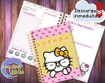 Puede incluir: Una agenda de espiral con una portada de rayas amarillas y blancas que muestra al personaje Hello Kitty con gafas y un lazo amarillo. Las páginas interiores incluyen las secciones Prioridades, No tan urgente, Animo de hoy y Datos importantes.