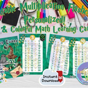 Puede incluir: Tarjetas de multiplicación imprimibles con un diseño personalizado. Las tarjetas presentan un tema verde y dorado con problemas de matemáticas. La imagen incluye una impresora y el texto "Ready to Print!"