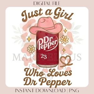 Puede incluir: Archivo digital que presenta una lata de Dr Pepper con un sombrero de vaquero rosa, rodeada de flores y estrellas. El texto dice "Just a Girl Who Loves Dr Pepper". El diseño incluye el texto "DIGITAL FILE" y "INSTANT DOWNLOAD | PNG."