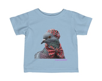 Baby Fine Jersey T-shirt Duif met een rode vlinderdas om de nek.