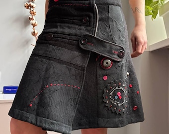 Minifalda bordada de Desigual con un toque bohemio estilo patchwork Y2K