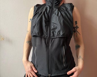 Nike FitDry Tech Weste - Y2K Sportswear, reflektierender Besatz, Cyber Gorpcore Gebrauchsstil