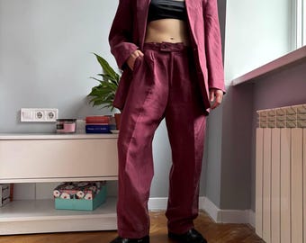 Completo vintage anni '90 in seta color bacca, composto da blazer, pantaloni a gamba larga, spalline imbottite e plissettate, taglia M.