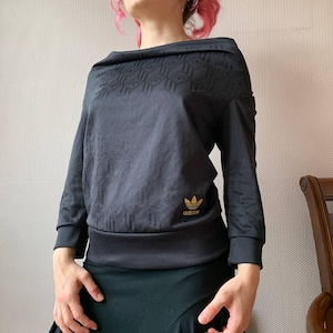 Top negro con hombros descubiertos de Adidas Originals / Sudadera urbana vintage Y2K / Logotipo del trébol dorado / Jersey retro elegante e indie de los años 2000