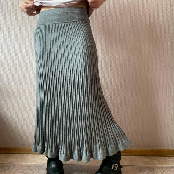 Saia longa de malha canelada DKNY: estilo minimalista e elástico