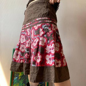 Jupe fleurie bohème - Minijupe en coton Promod marron rouge des années 90, vêtements de festival rétro, imprimé fleurs de l&#39;an 2000