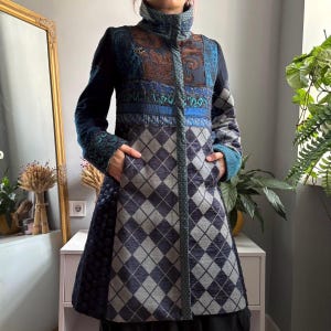 Vintage Desigual Patchwork Statement Kappa Argyle Damast Blandat Mönster Sammet Boho Maximalist Lång Jacka Blå Brun Blågrön