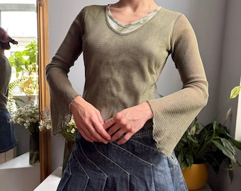 Top vintage francés de malla color oliva con mangas acampanadas y borde sin rematar, top transparente estilo Y2K Fairycore Goblincore de manga larga.
