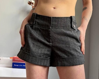 Shorts cortos grises de tiro bajo estilo Y2K con dobladillo, estilo años 2000, ideales para fiestas y salidas nocturnas, talla M.