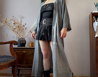 Cárdigan drapeado metálico Florent Japan, abrigo largo con mangas estilo kimono, tejido plateado, estilo minimalista, vanguardista y contemporáneo.