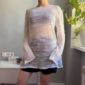 Vintage Sheer Strickpullover Bandolera - Weiße Boho Tunika mit offenem Strickmuster - Leichtes Festival Layering Top