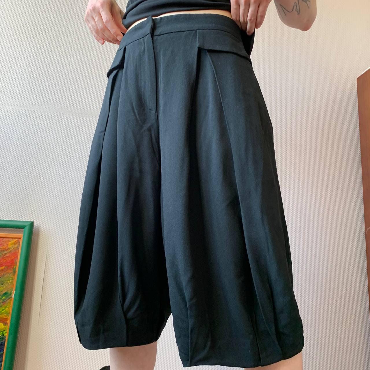 パンツ giorgio armani slack wide shorts sullen Giorgio Armani Wide Leg Pleated Shorts: Avant Garde High Waist