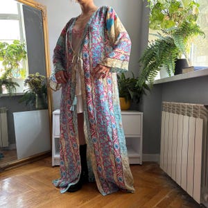 Kimono largo de mezcla de seda, estilo bohemio, con estampado floral turquesa y rosa, ideal para festivales. Talla única.