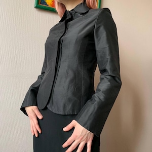 Blazer de seda negro vintage: chaqueta minimalista entallada Y2K